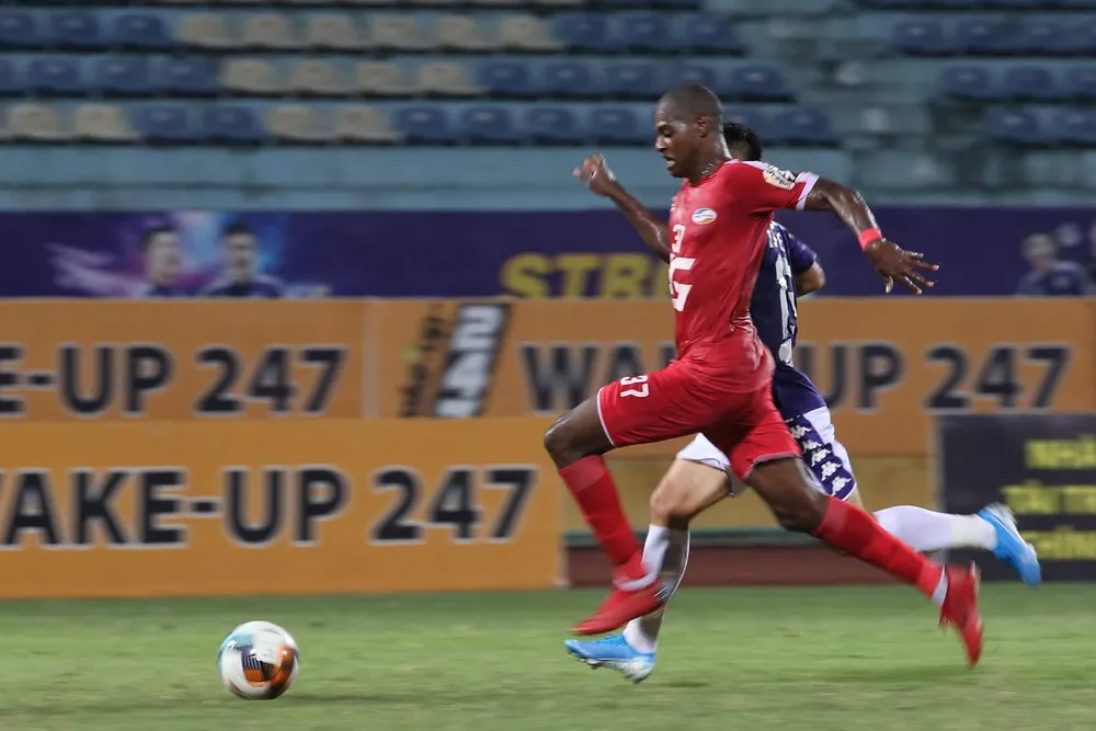 Bruno lập cú đúp nhưng không cứu Viettel tránh trận thua đậm trước Hà Nội. Ảnh: Minh Hoàng