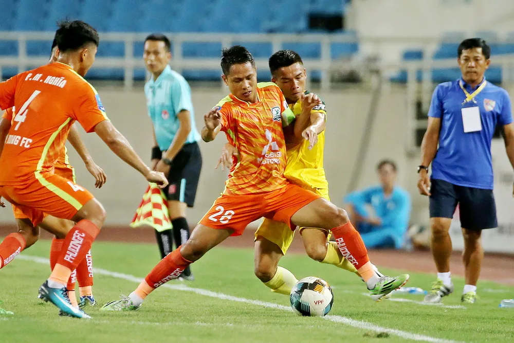Phù Đổng vừa phải cố thắng Đồng Tháp và còn phải chờ tin vui ở sân Cần Thơ. Ảnh: MINH HOÀNG