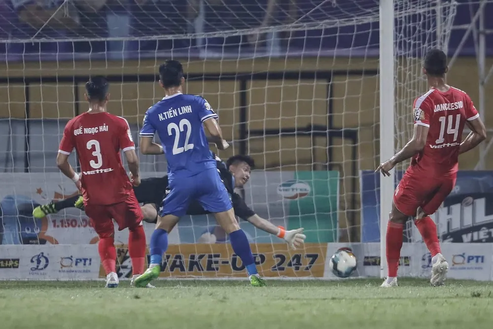 Trọng tài Trương Hồng Vũ 'tỏa sáng' trên sân Hàng Đẫy ảnh 1