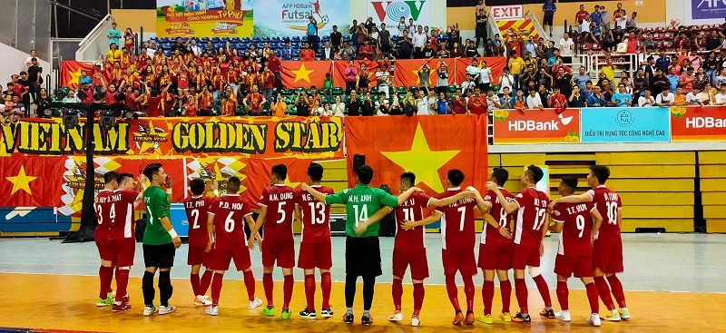 Đội tuyển futsal Việt Nam đến chào các CĐV sau trân đấu. Ảnh: Dũng Phương