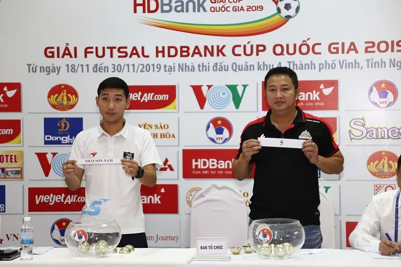 Đại diện các đội tại lễ bốc thăm. Ảnh: Anh Trần