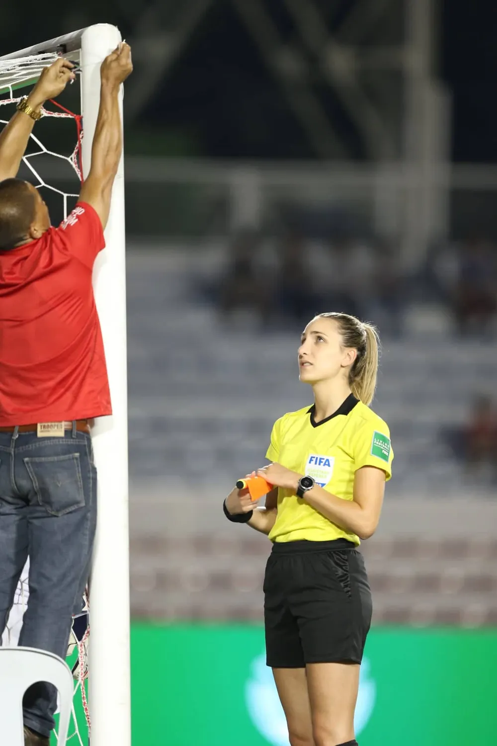 Nữ trọng tài xinh đẹp gây sốt trận chung kết bóng đá nữ ảnh 3