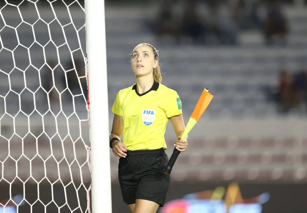 Nữ trọng tài xinh đẹp gây sốt trận chung kết bóng đá nữ ảnh 4