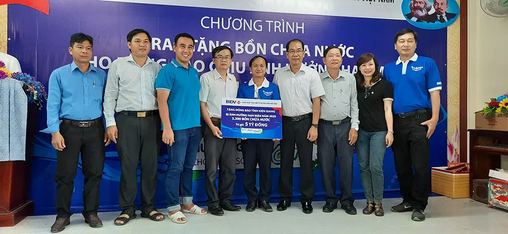 Tặng 13.300 bồn chứa nước và 39 máy lọc nước cho người nghèo tại Đồng bằng Sông Cửu Long ảnh 1