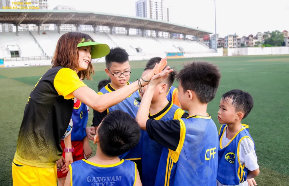 Người đẹp Ngọc Châm hết mình với bóng đá cộng đồng ảnh 1