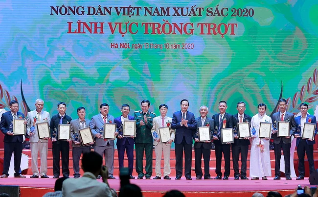 Trung tướng Vũ Hải Sản, Ủy viên BCH Trung ương Đảng, Ủy viên Quân ủy Trung ương, Thứ trưởng Bộ Quốc Phòng và đồng chí Đào Ngọc Dung, Ủy viên BCH Trung ương Đảng, Bộ trưởng Bộ Lao động - Thương binh và Xã hội lên trao tặng bằng khen cho những nông dân Việt