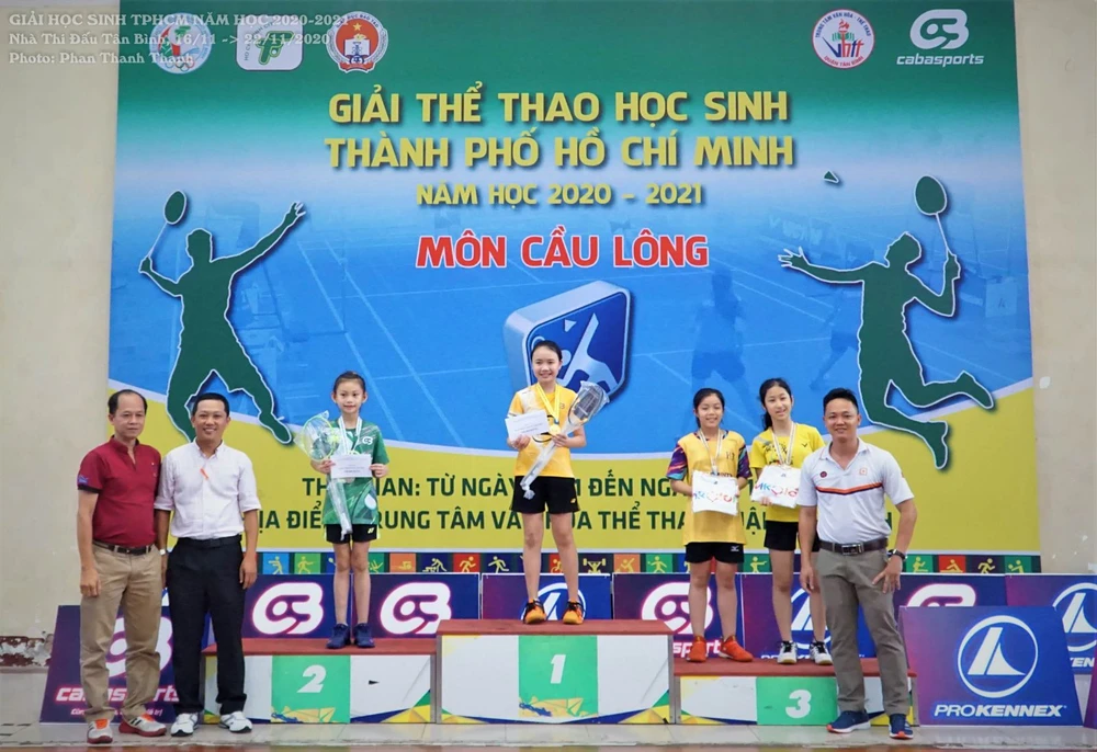 Ban tổ chức trao giải cho các VĐV giành thứ hạng cao. Ảnh: PHÚC NGUYỄN