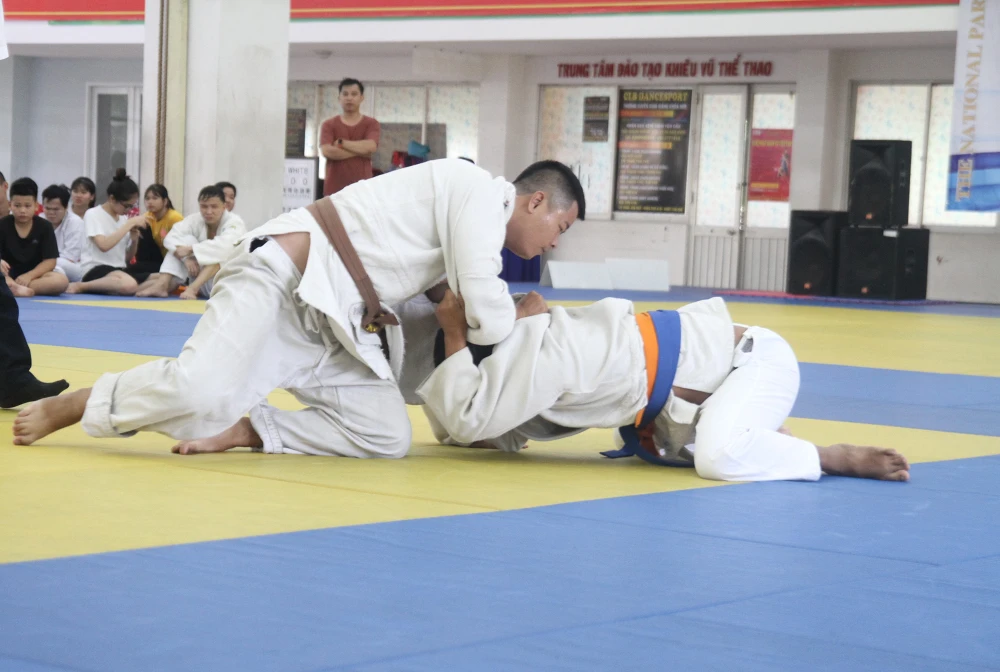 Các VĐV judo khiếm thi thi đấu tại Cúp các CLB toàn quốc 2020. Ảnh: NGUYỄN ANH