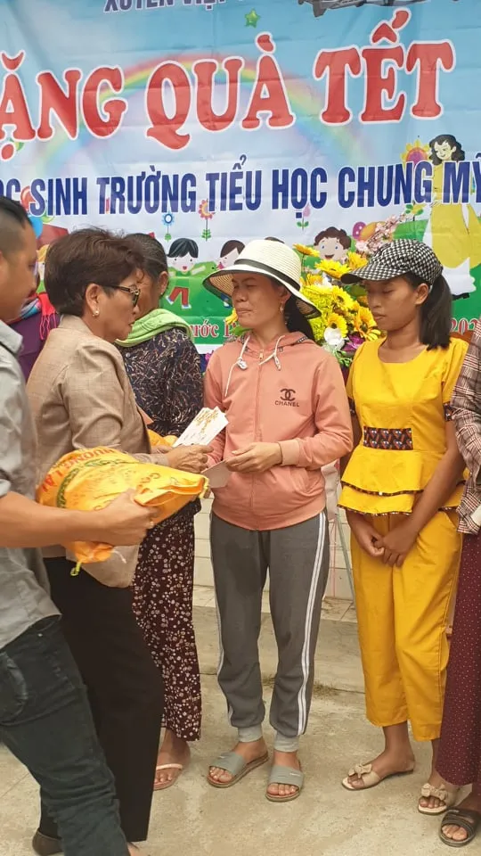 Giải golf trao 3.000 phần quà Tết cho bà con khó khăn miền Trung ảnh 3