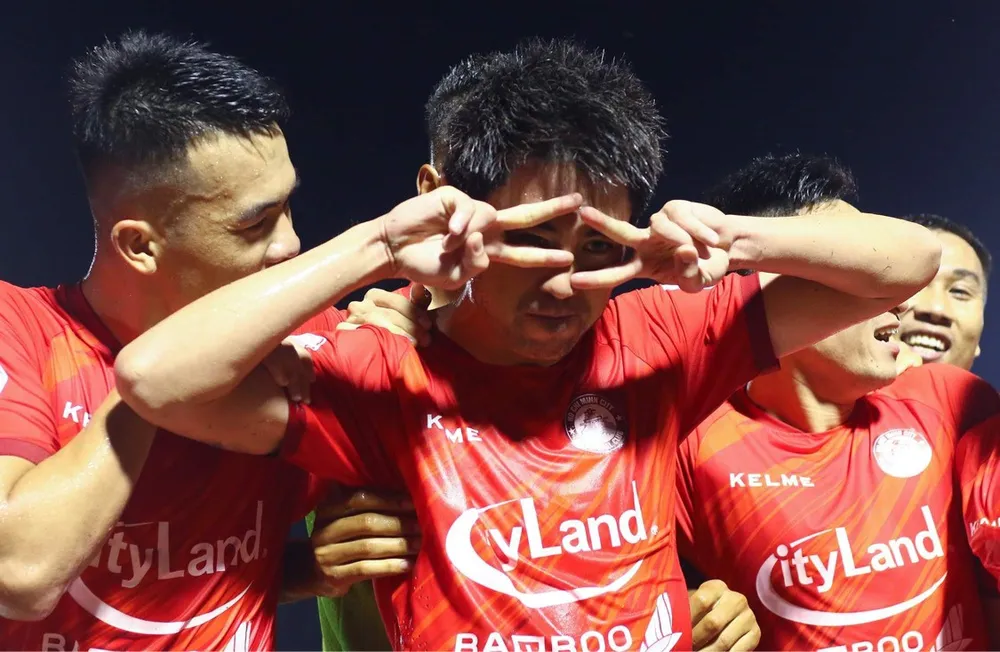 Niềm vui của Lee Nguyễn sau bàn thắng quyết định vào cuối trận. Ảnh: DŨNG PHƯƠNG 