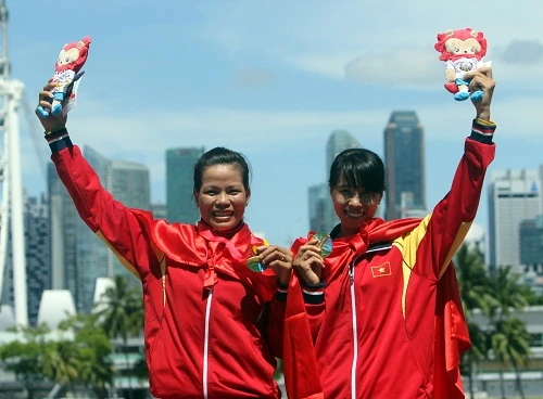 Phạm Thị Huệ (trái) giành vé tham dự Olympic cho rowing Việt Nam.