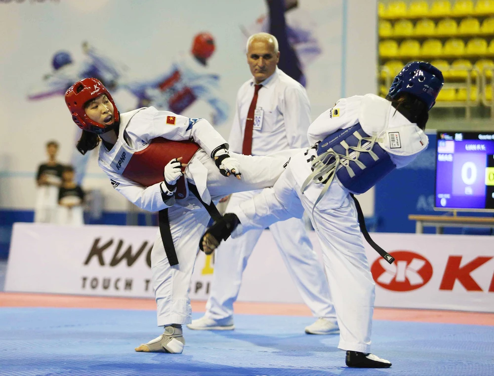 Kim Tuyền (trái) và các đồng đội sẽ tranh vé Olympic ở Uzbekistan.