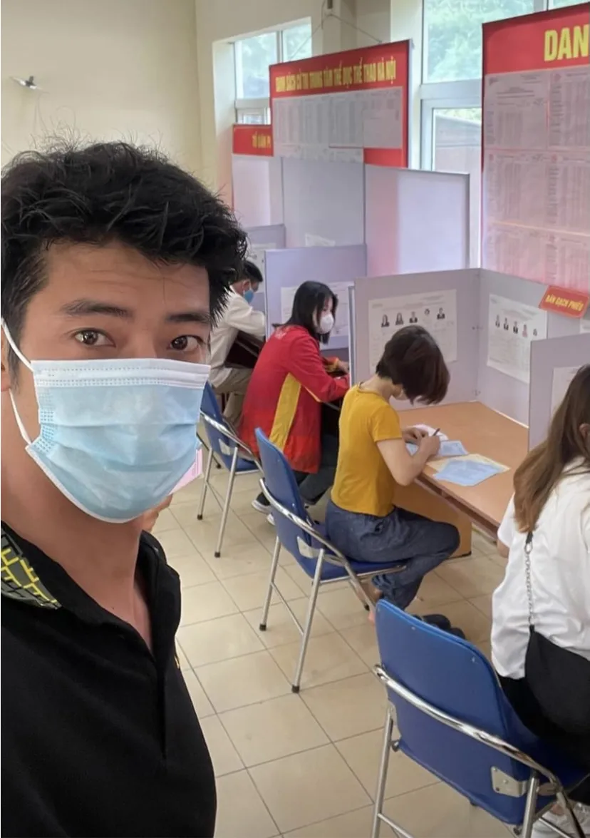 VĐV tại Trung tâm HLTTQG Hà Nội tham gia bỏ phiếu bầu cử. Ảnh: THÁI HƯNG