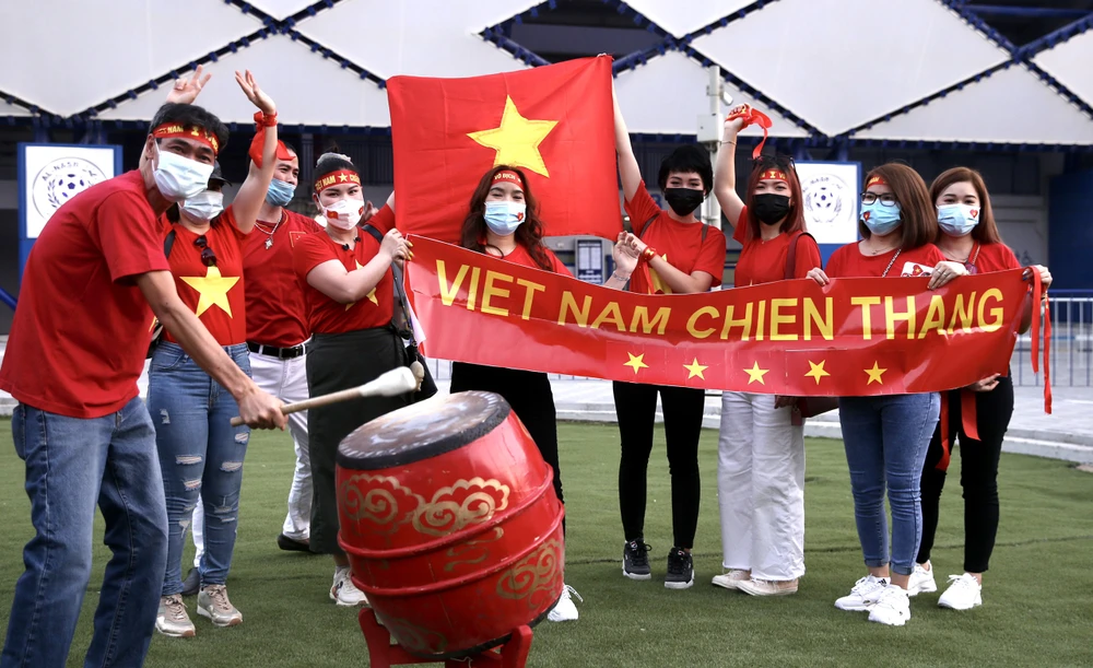 Cổ động viên Việt Nam đến sân Al-Marktoum cổ vũ đội tuyển ảnh 4 Cổ động viên Việt Nam đến sân Al-Marktoum cổ vũ đội tuyển ảnh 4