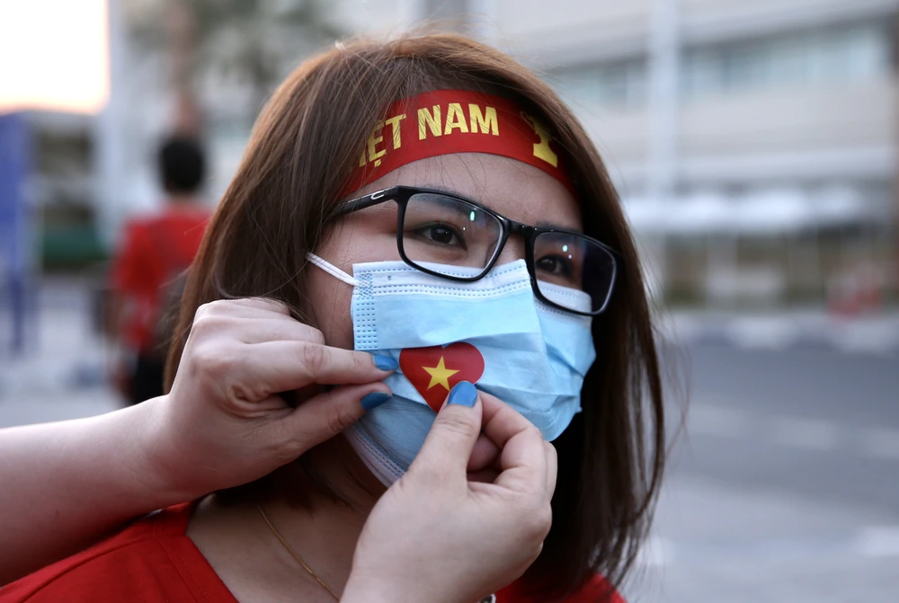 Cổ động viên Việt Nam đến sân Al-Marktoum cổ vũ đội tuyển ảnh 3 Cổ động viên Việt Nam đến sân Al-Marktoum cổ vũ đội tuyển ảnh 3