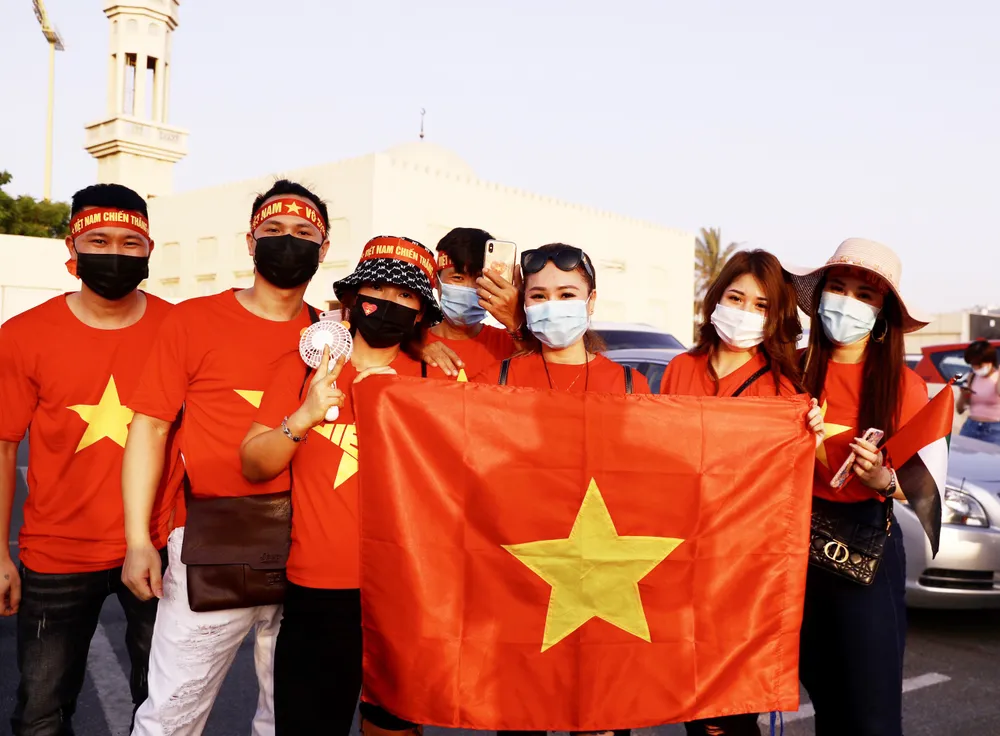 Cổ động viên Việt Nam hâm nóng bầu không khí trước trận gặp UAE ảnh 2