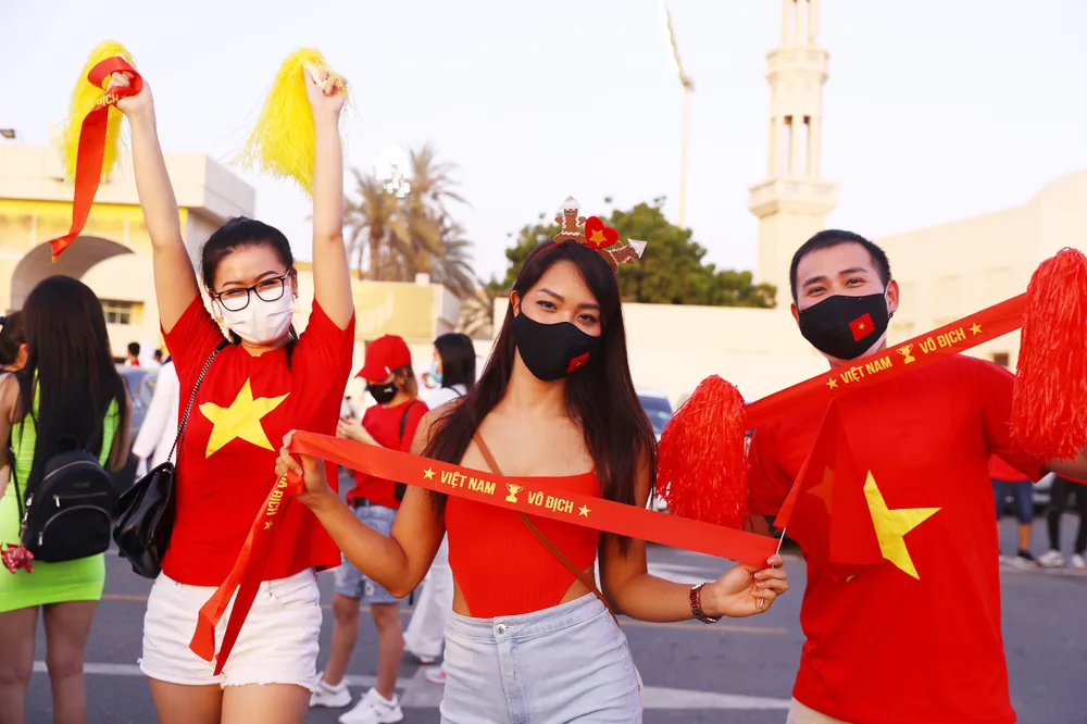 Cổ động viên Việt Nam hâm nóng bầu không khí trước trận gặp UAE ảnh 1