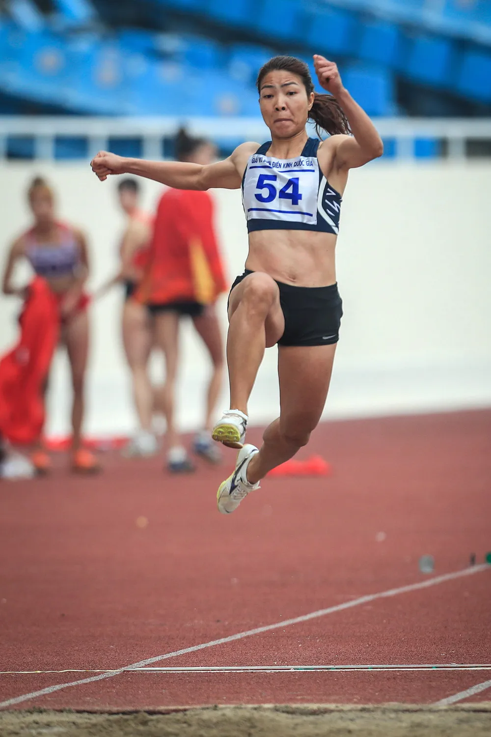 Khởi tranh Giải điền kinh Vô địch quốc gia 2021: Lê Tú Chinh, Bùi Thị Thu Thảo xuất sắc giành HCV ảnh 1