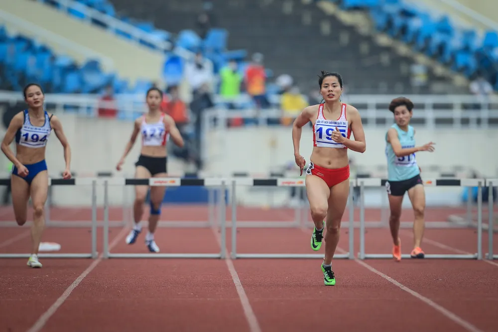 Khởi tranh Giải điền kinh Vô địch quốc gia 2021: Lê Tú Chinh, Bùi Thị Thu Thảo xuất sắc giành HCV ảnh 2