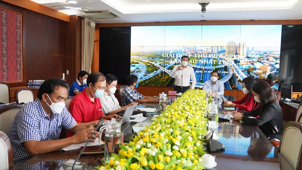 Ông Võ Tấn Quan, Chánh văn phòng HĐND, UBND Thành phố Thủ Đức, giới thiệu tổng quan về giải. Ảnh: DŨNG PHƯƠNG