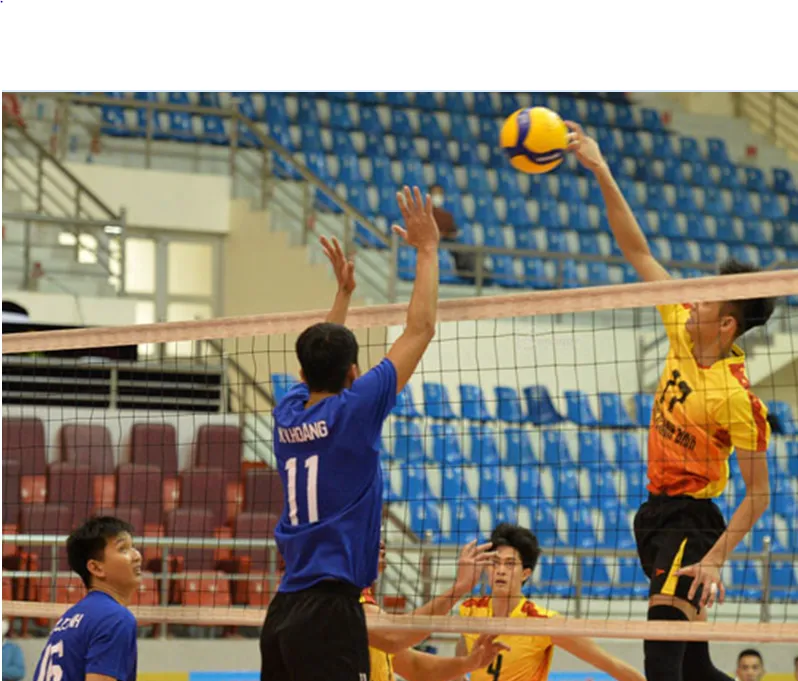 Tràng An Ninh Bình (phải) vượt qua Thể Công 3-0 để giành ngôi vô địch.