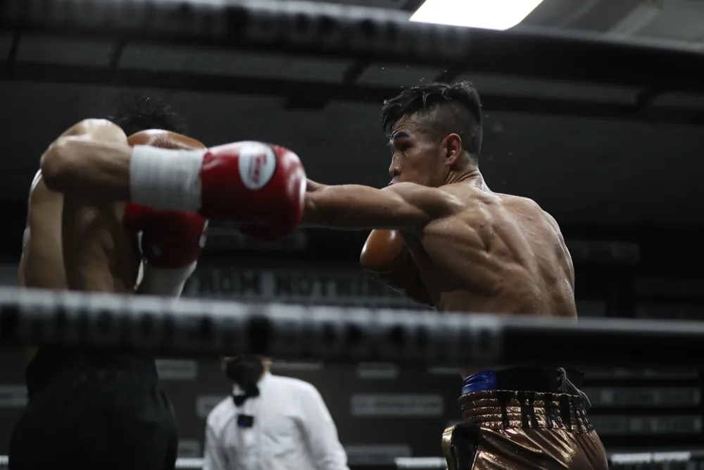 Võ sĩ Trần Văn Thảo hạ knock-out nhà vô địch WBA Đông Á chỉ trong 2 hiệp đấu ảnh 1
