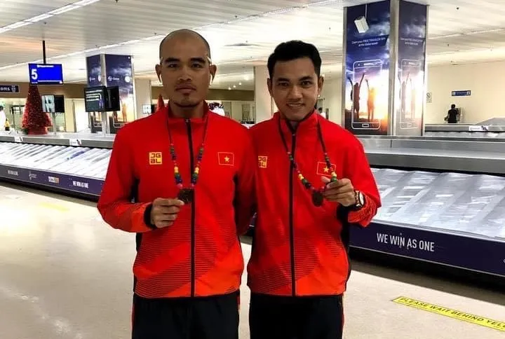 Tay đua Trịnh Đức Tâm (bên trái). Tác giả: VNCyling