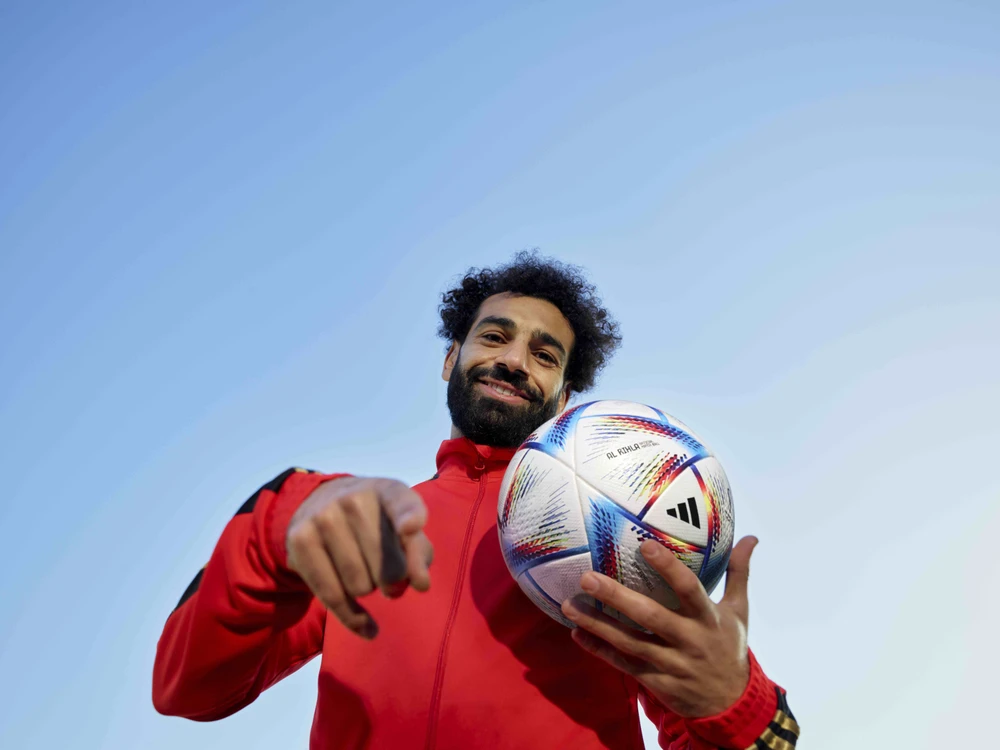 Mohamed Salah chụp cùng trái bóng chính thức của FIFA World Cup 2022™ - Al Rihla.