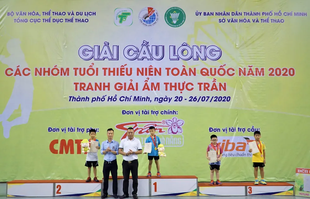 Tay vợt Doãn Quốc Bảo (ngoài cùng bên trái) giành HCB lứa tuổi U9 tại giải đấu năm 2020, nhưng năm nay đăng ký ở lứa tuổi U13. Ảnh: P.N