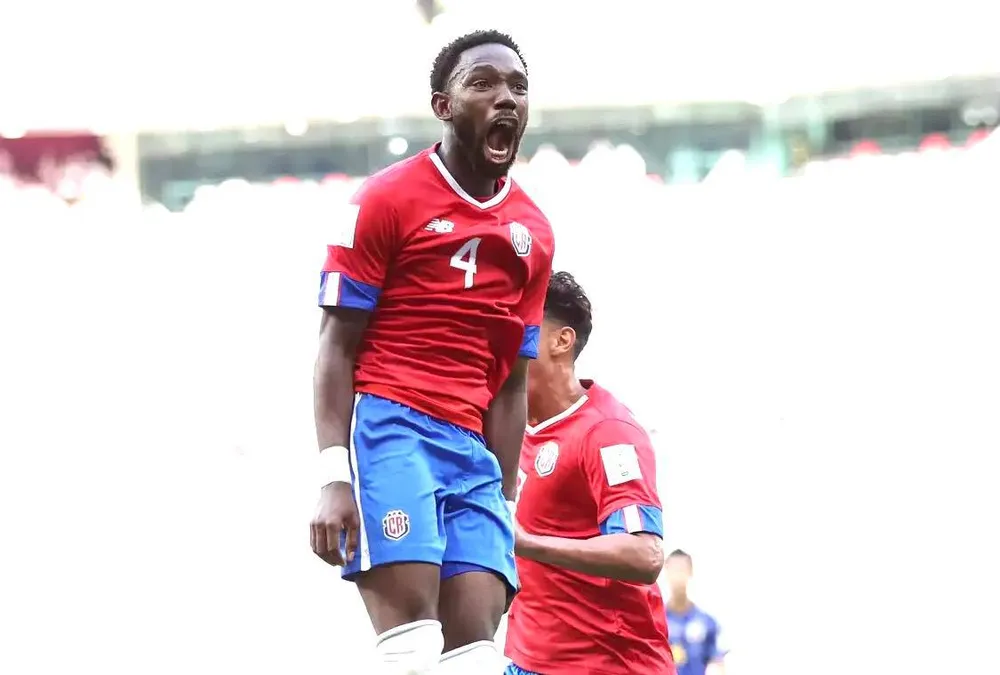 Sự phấn khích của Fuller sau khi ghi siêu phẩm vào lưới Nhật Bản. Ảnh:FIFA