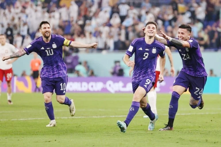 Messi và các đồng đội ăn mừng chiến thắng của Argentina.