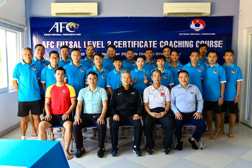 Các học viên cùng Ban tổ chức lớp học chụp ảnh lưu niệm tại buổi khai mạc