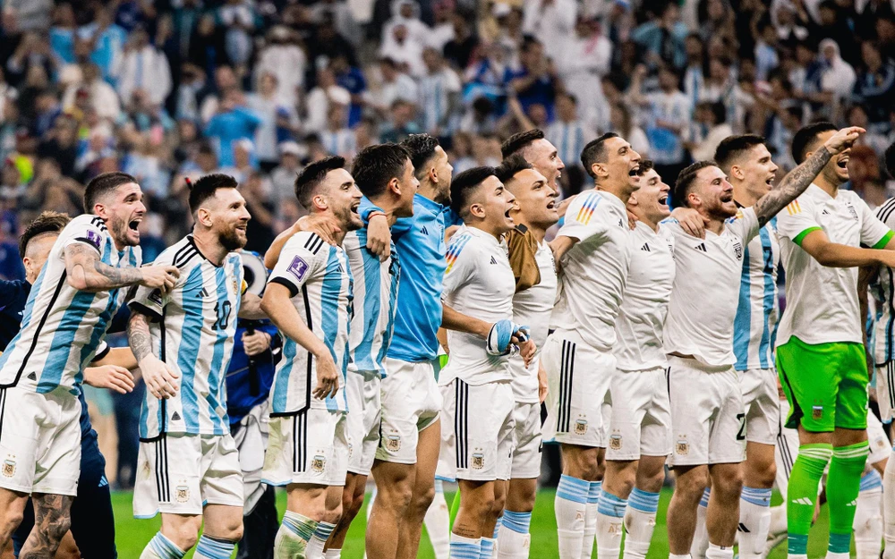 Niềm vui chiến thắng của Messi và đội tuyển Argentina ở bán kết.