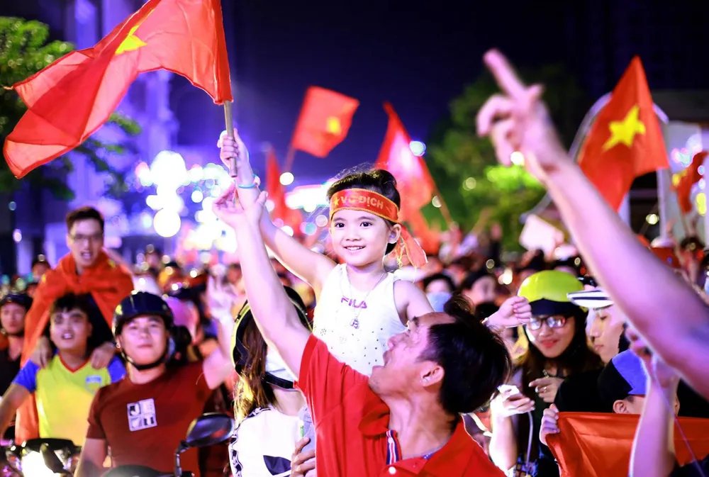 Các CĐV xuống đường mừng chiến thắng của đội tuyển Việt Nam, hình ảnh rất quen thuộc từ SEA Games 1995 đến nay