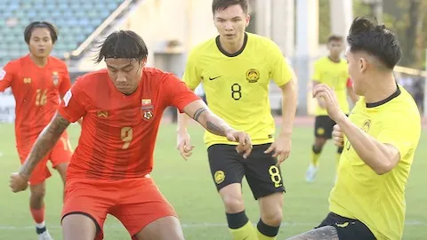 Myanmar (áo đỏ) để thua Malaysia ở trận ra quân trên sân nhà