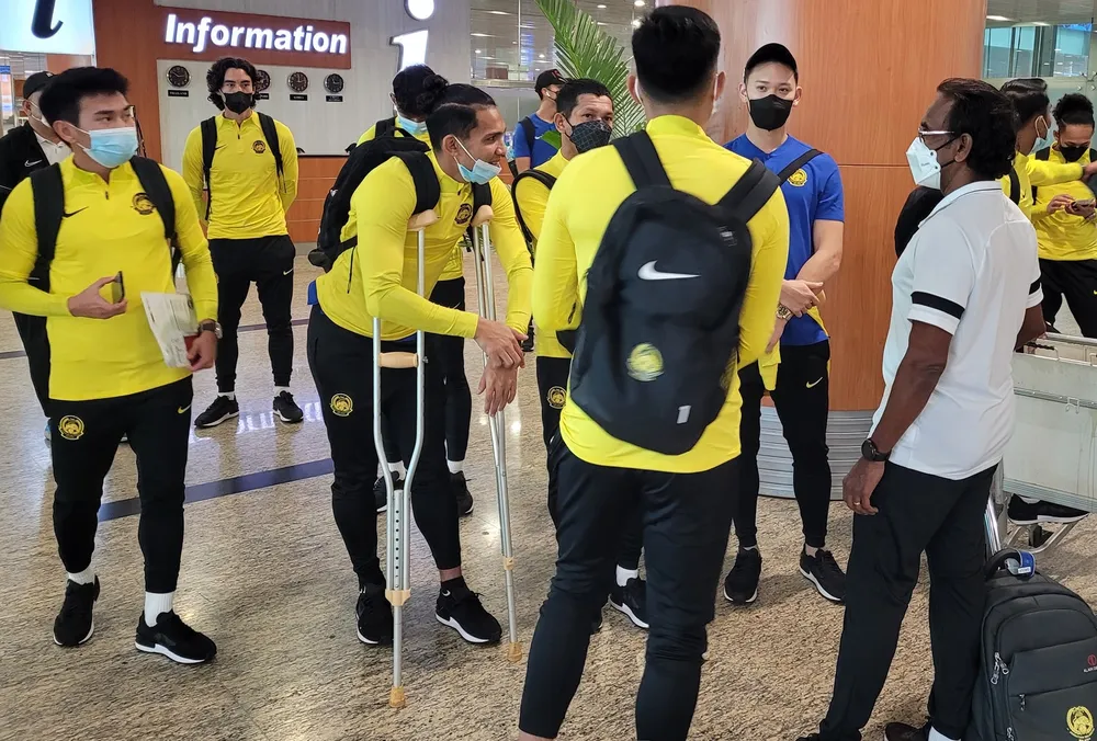 Ahmad Khuzaimi phải dùng nạng để di chuyển