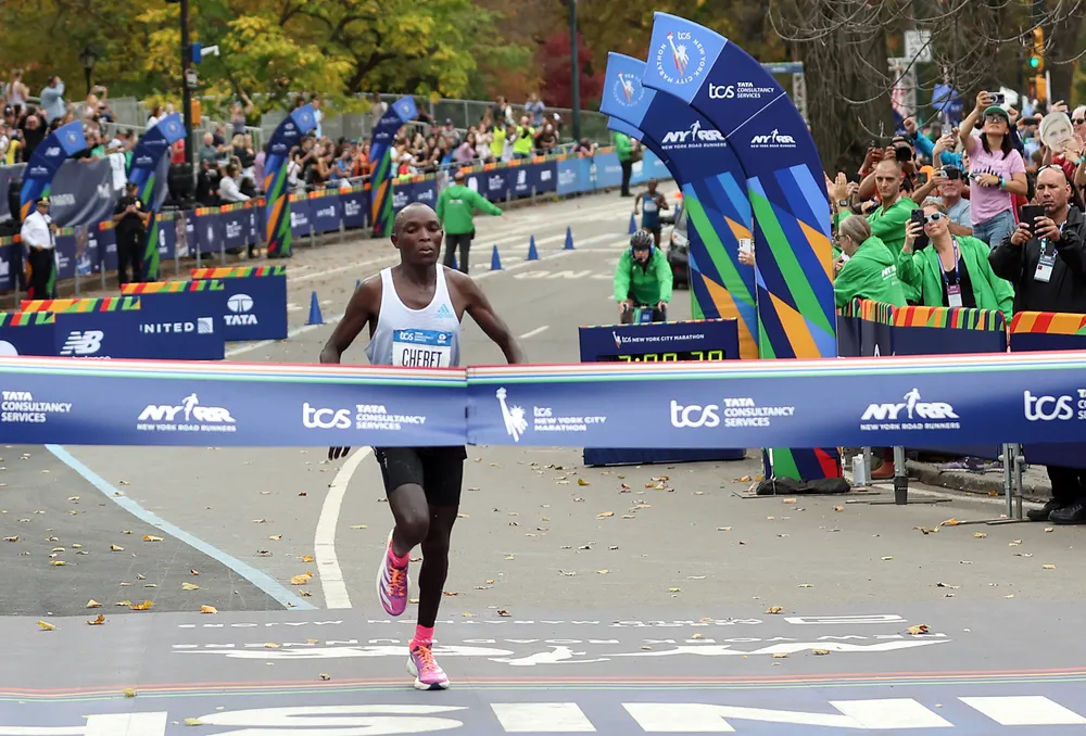 VĐV Evans Chebet cùng phiên bản Adizero Adios Pro 3 vô địch cả 2 giải Boston marathon và New York marathon trong cùng một năm.