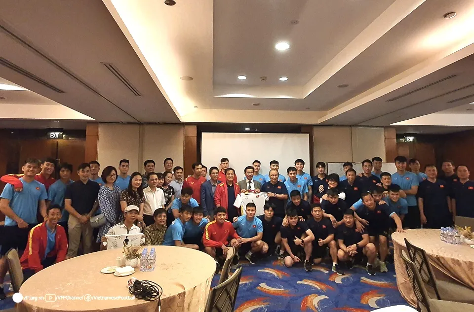 Đại sứ Tạ Văn Thông chụp ảnh lưu niệm cùng tập thể đội tuyển Việt Nam