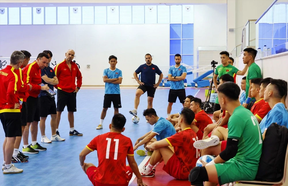 Thầy trò đội tuyển futsal Việt Nam hội quân vào sáng 9-1