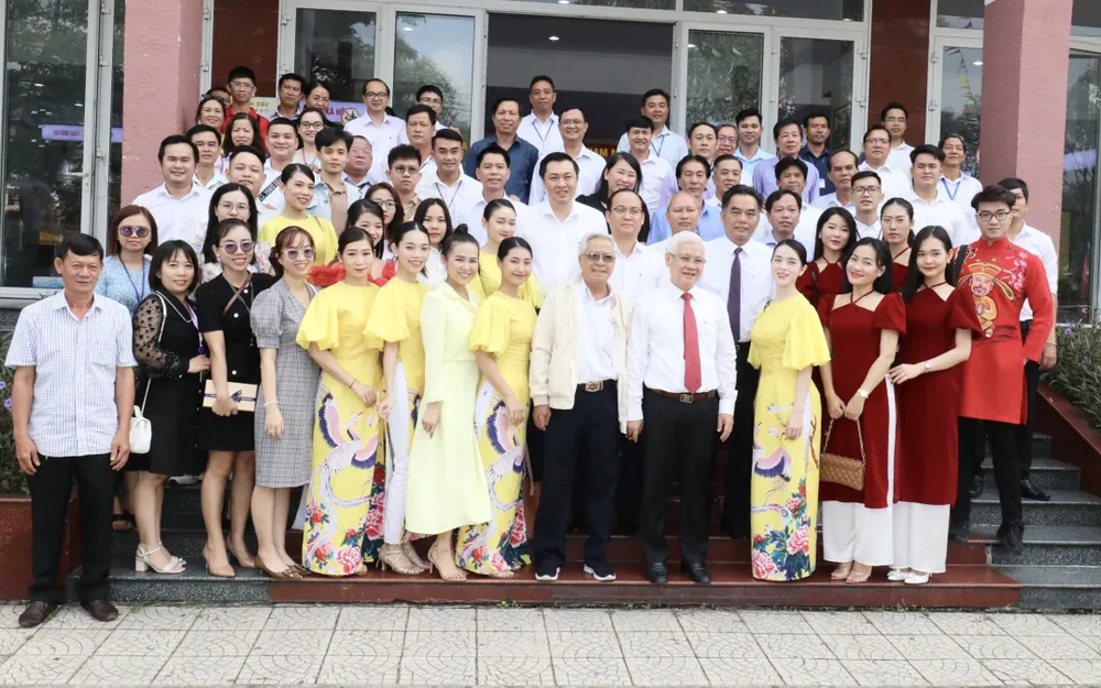 Lãnh đạo tỉnh Bình Dương chụp ảnh lưu niệm cùng cán bộ, diễn viên, người lao động đoàn ca múa nhac của tỉnh Lãnh đạo tỉnh Bình Dương chụp ảnh lưu niệm cùng cán bộ, diễn viên, người lao động đoàn ca múa nhac của tỉnh