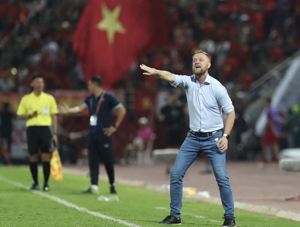 HLV Mano Polking hạnh phúc khi cùng các tuyển thủ Thái Lam bảo vệ chức vô địch AFF Cup 2022