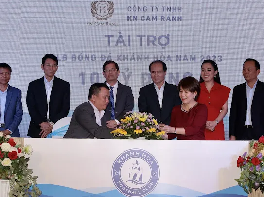 Lãnh đạo Khánh Hòa Sport và nhà tài trợ KN Cam Ranh tại lễ kí hợp đồng