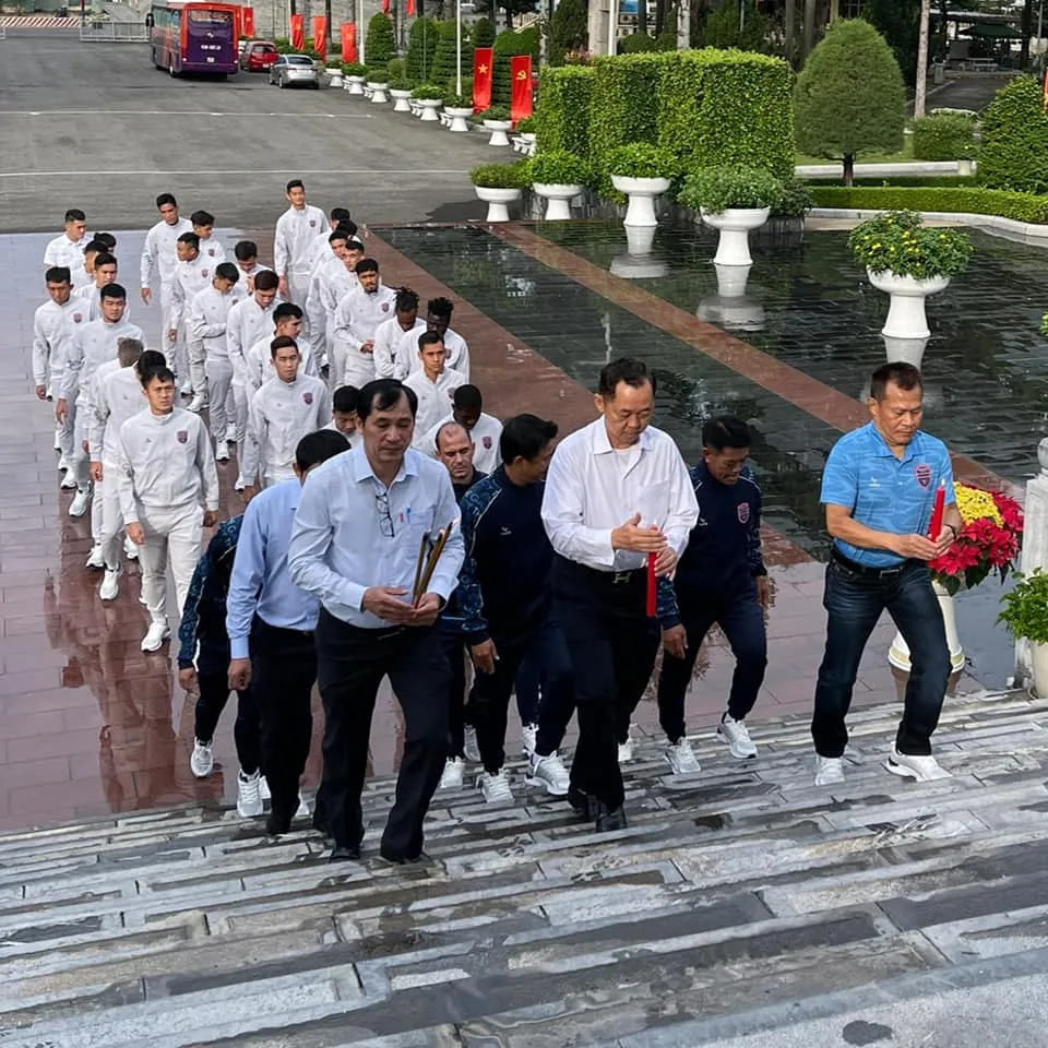 Toàn đội đến viếng và dâng hương tại Nghĩa trang liệt sĩ vào buổi sáng cùng ngày Toàn đội đến viếng và dâng hương tại Nghĩa trang liệt sĩ vào buổi sáng cùng ngày