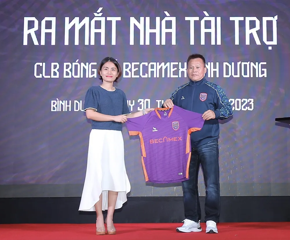 HLV Lư Đình Tuấn trao tặng áo thi đấu của đội cho đại diện nhà tài trợ HLV Lư Đình Tuấn trao tặng áo thi đấu của đội cho đại diện nhà tài trợ