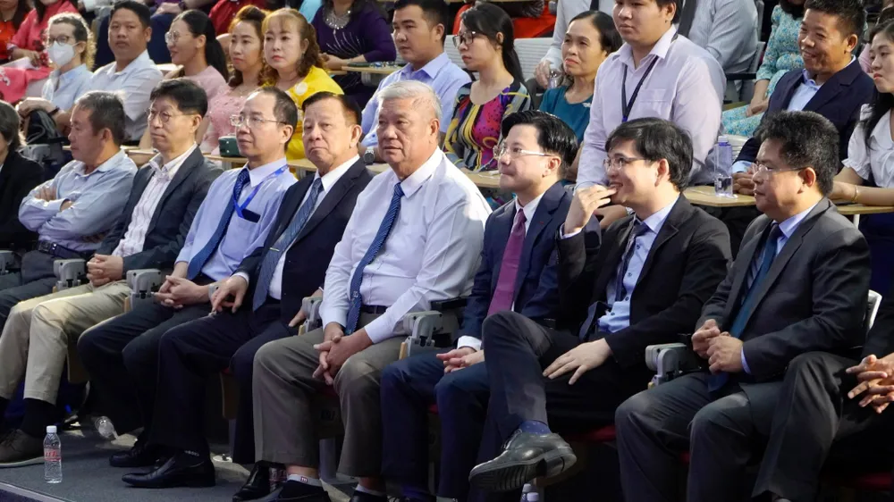 Toàn cảnh chương trình họp mặt tân niên