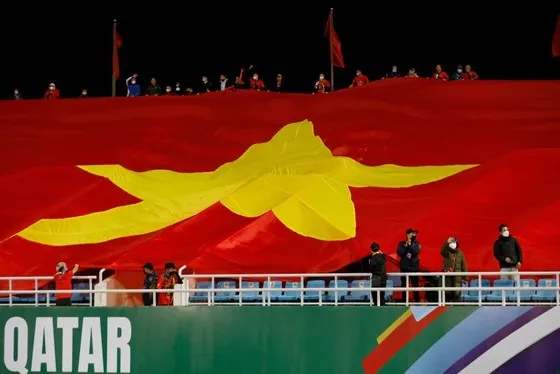 Đại kỳ 3.000m2 được VGS đưa ra Hà Nội cổ vũ đội tuyển Việt Nam trong trận gặp đội tuyển Trung Quốc