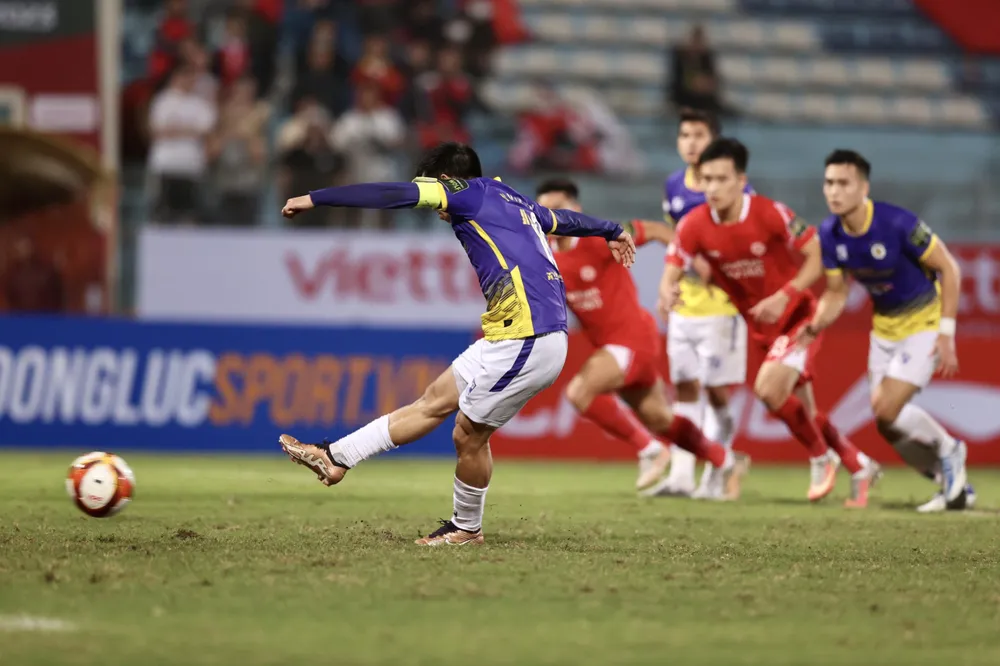 Văn Quyết mở tỷ số từ chấm phạt 11m