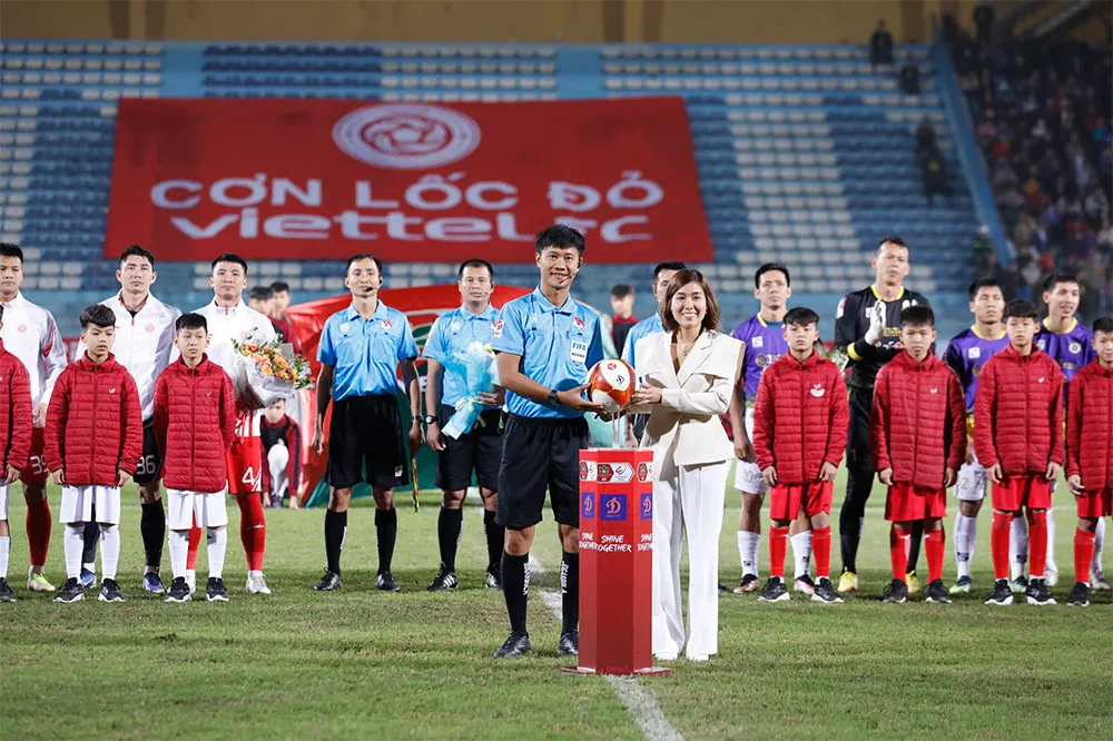 Với sự nỗ lực, cố gắng giữa các bên, V-League 2023 đã kịp diễn ra đúng tiến độ với sự tham dự của 14 CLB. Ảnh: DŨNG PHƯƠNG Với sự nỗ lực, cố gắng giữa các bên, V-League 2023 đã kịp diễn ra đúng tiến độ với sự tham dự của 14 CLB. Ảnh: DŨNG PHƯƠNG