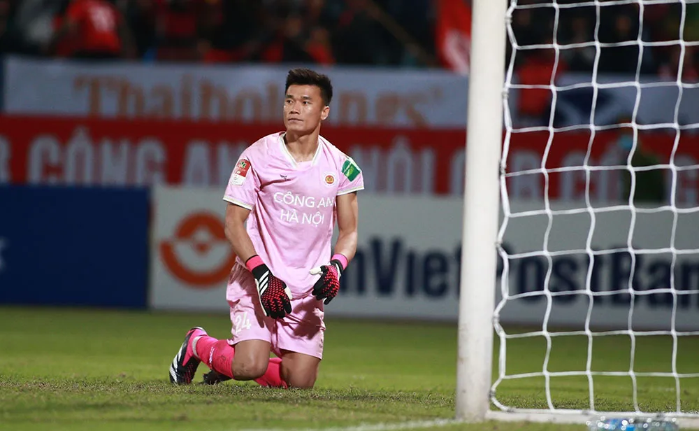 Trận thứ 2 liên tiếp thủ môn Bùi Tiến Dũng phải 2 lần vào lưới nhặt bóng Trận thứ 2 liên tiếp thủ môn Bùi Tiến Dũng phải 2 lần vào lưới nhặt bóng