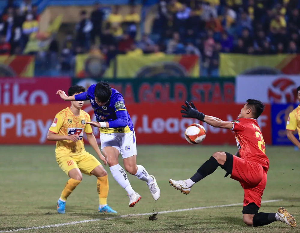 Pha đánh đầu uy hiếp khung thành đối phương của Duy Mạnh ở phút 16